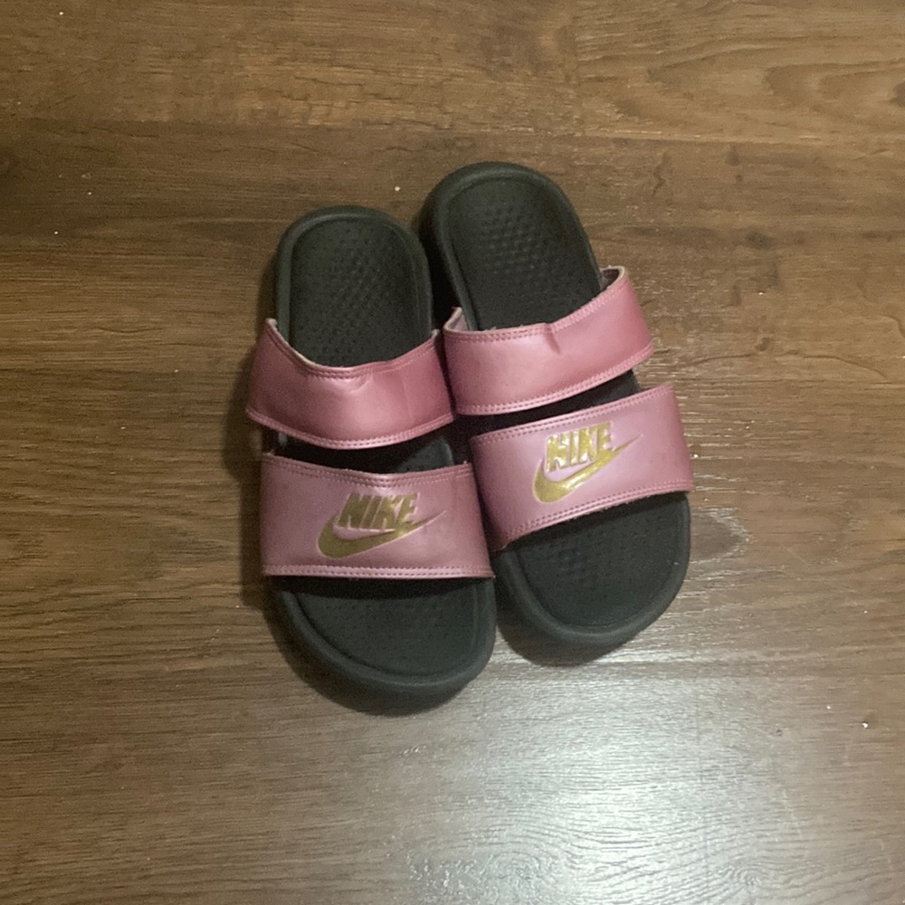 nike slides, women size 8. good condition!